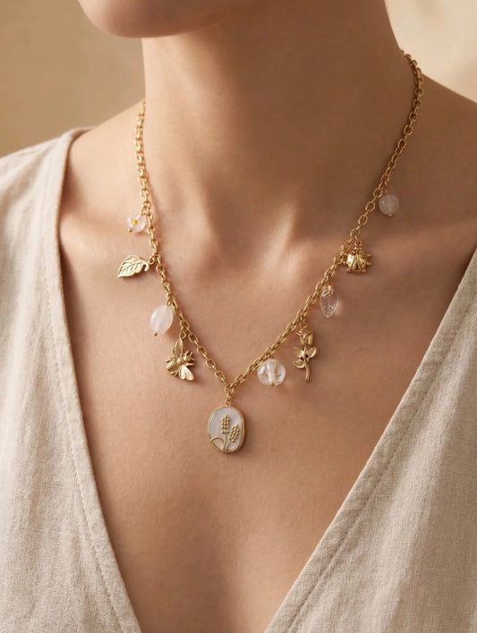 Collier chaîne dorée breloques abeille, coccinelle & nacre
