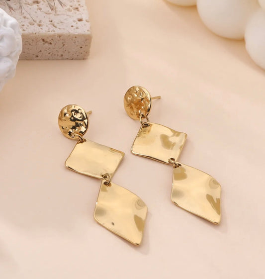 Boucles d'oreilles pendantes losanges martelés dorées – Acier inoxydable