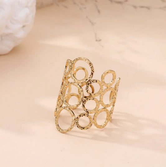 Bague large ajourée cercles martelés dorée – Acier inoxydable