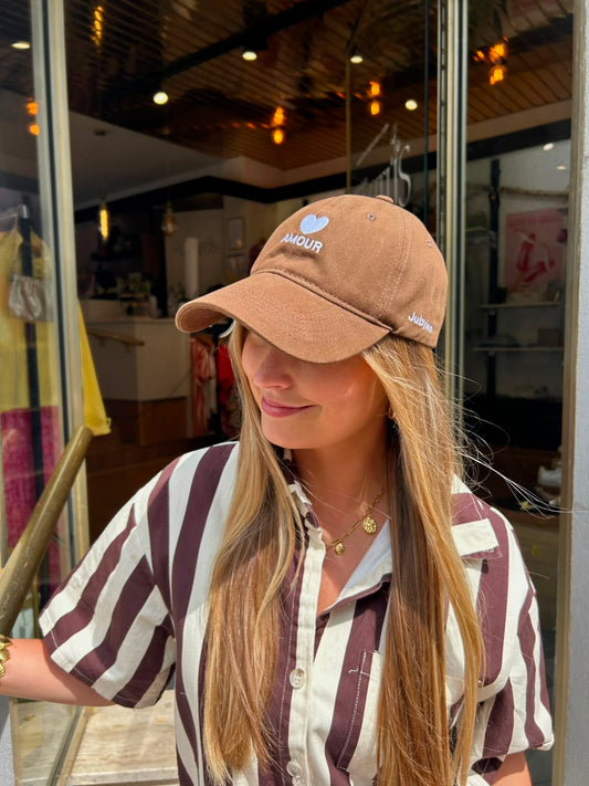 Casquette marron brodée Amour