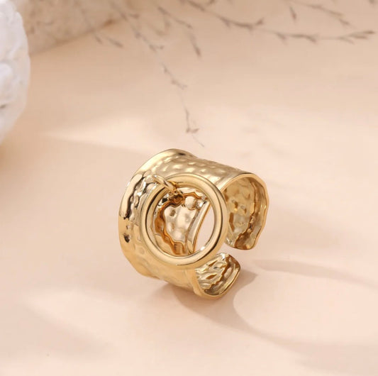 Bague large martelée Romane anneau pampille dorée – Acier inoxydable
