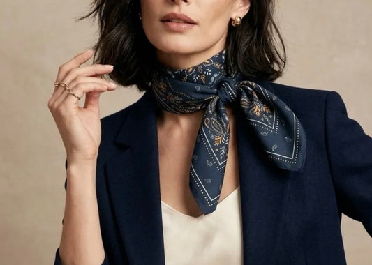Foulard carré imprimé cachemire bleu marine