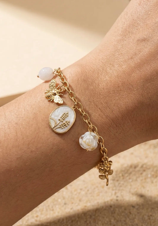 Bracelet chaîne dorée breloques abeille & fleur nacrée