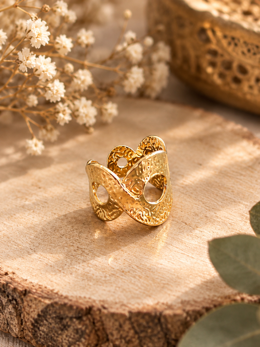 Bague large ajourée texturée dorée – Acier inoxydable