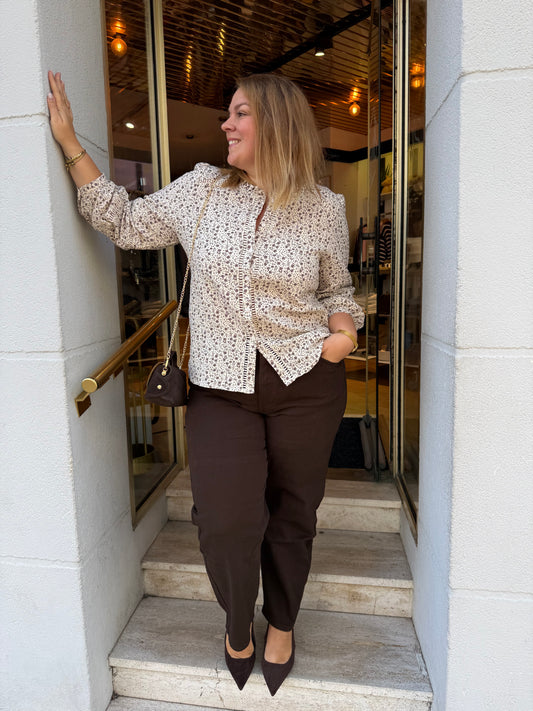 Blouse fleurie écru et chocolat à galons ajourés