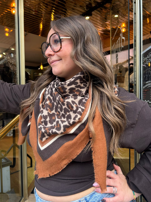 Foulard carré léopard bordure camel et noir