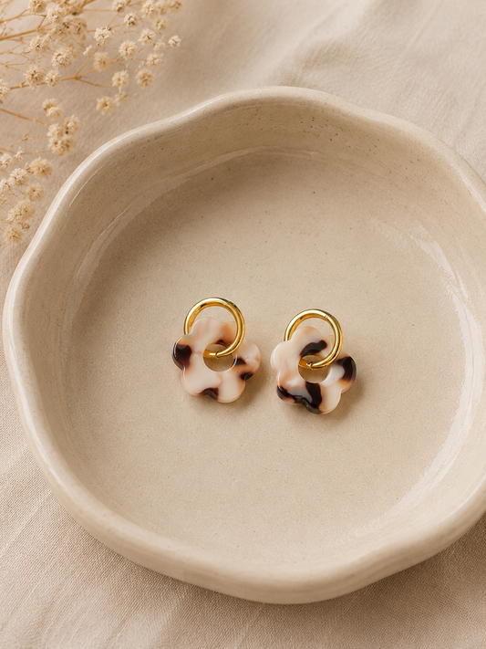 Boucle d’oreille écaille beige