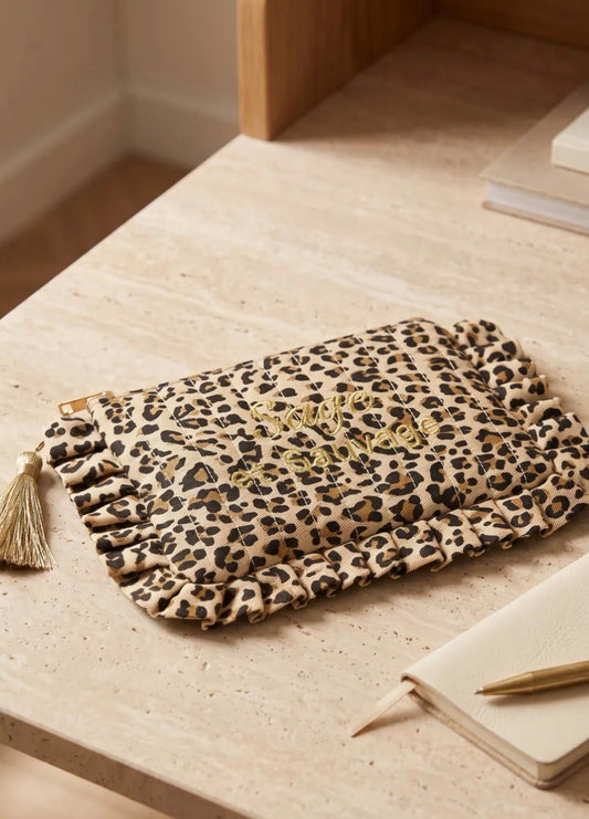 Pochette matelassée léopard à volants brodée « Sage et Sauvage »