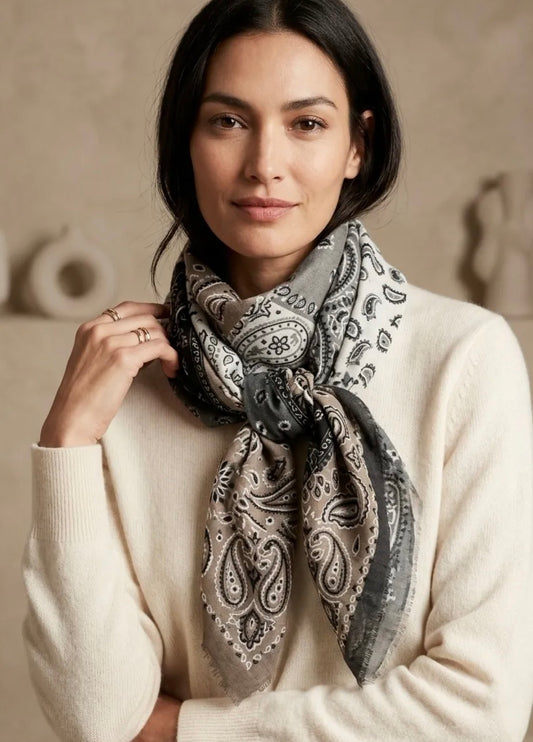 Grand foulard carré patchwork paisley gris